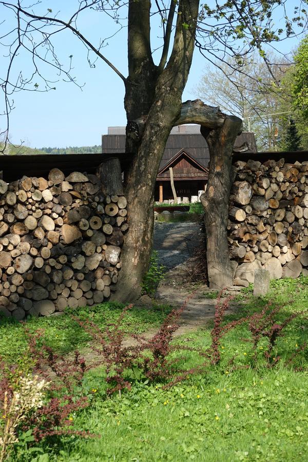 Gosciniec Dworski W Ropie - Pokoje Goscinne Ropa Exterior foto